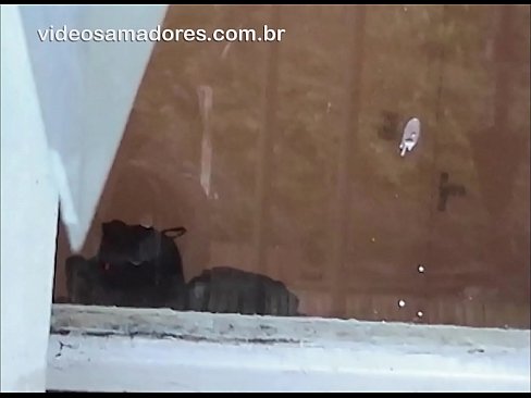 ❤️ Home excitat mirant la seva xicota amb un altre noi, gravant un vídeo de merda sense molestar la parella ❤️❌ Porno a nosaltres ❤