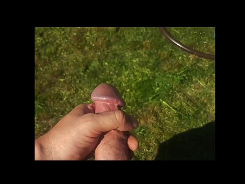 ❤️ Una guapa calenta es folla el seu cony rosa i es corre amb un esquitxat en un jardí d'estiu ❤️❌ Porno a nosaltres ❤