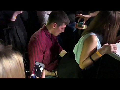 ❤️ Sexe real en una discoteca russa. Noia russa de 18 anys a l'anus i la vagina follada en una discoteca ❤️❌ Porno a nosaltres ❤