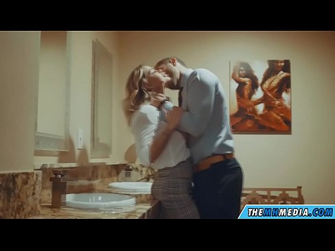 ❤️ Quan una rossa tetona et sedueix en un lavabo públic ❤️❌ Porno a nosaltres ❤